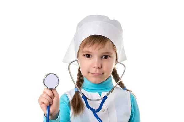 Krankenschwester in weißer Uniform mit Stethoskop in den Ohren. Stethoskop im Vordergrund. Landschaft — Stockfoto