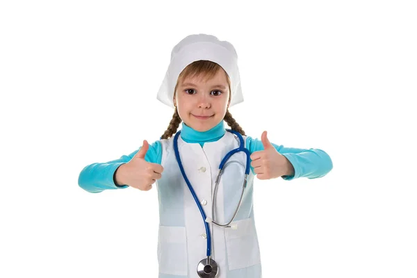 Jeune infirmière portant le stéthoscope heureuse avec un grand sourire, pouce levé avec les doigts, excellent signe — Photo