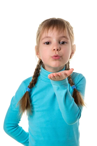 Menina bonito enviando um beijo de ar, retrato branco isolado fundo — Fotografia de Stock