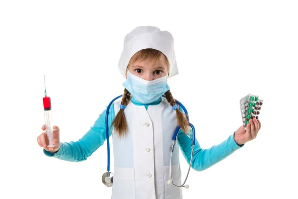 女护士手中的注射器和药片，概念流感疫苗小瓶剂量皮下注射治疗疾病在医院，风景白背景 — 图库照片