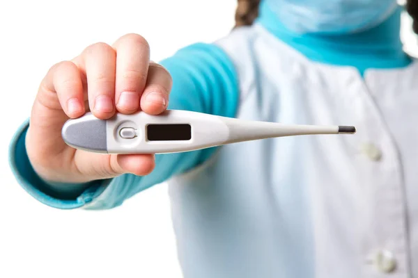 Nahaufnahme Foto einer jungen Ärztin mit elektronischem Thermometer vor weißem Hintergrund — Stockfoto