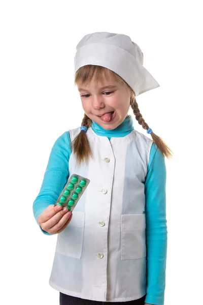 Jonge vrouwelijke verpleegster draagt medische uniform walgelijke uitdrukking, emotie, met blister van pillen in de rechterhand — Stockfoto