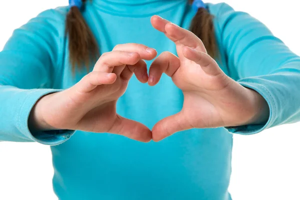 Ragazza in maglione blu con le mani a forma di cuore da vicino — Foto Stock
