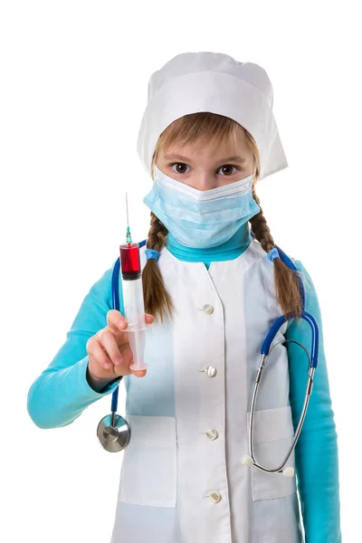Kobieta pielęgniarka z czerwonym płynem w strzykawce, koncepcja grypa strzał szczepionki fiolka dawki podskórnej leczenia choroby w szpitalu, portret — Zdjęcie stockowe