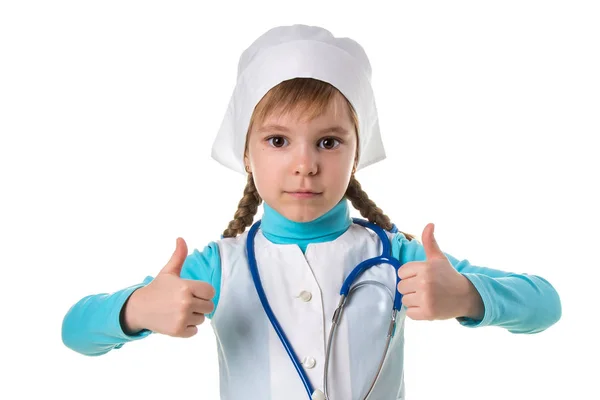 Ung allvarlig kvinnlig sjuksköterska, bär uniform och stetoskop, med tummen upp fingrar, utmärkta tecken — Stockfoto