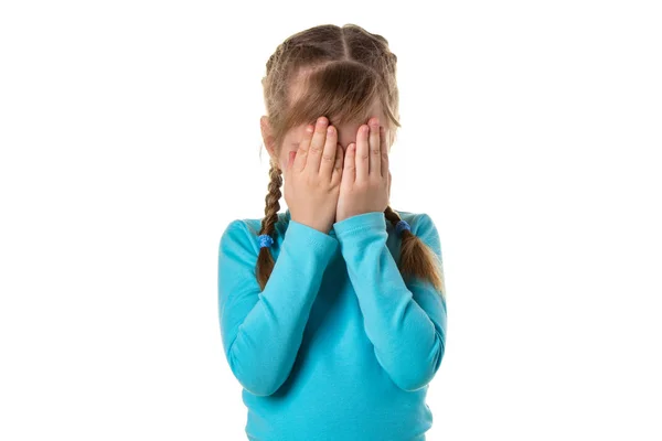 Chica cubriéndose los ojos con las manos, aislada sobre el fondo blanco — Foto de Stock