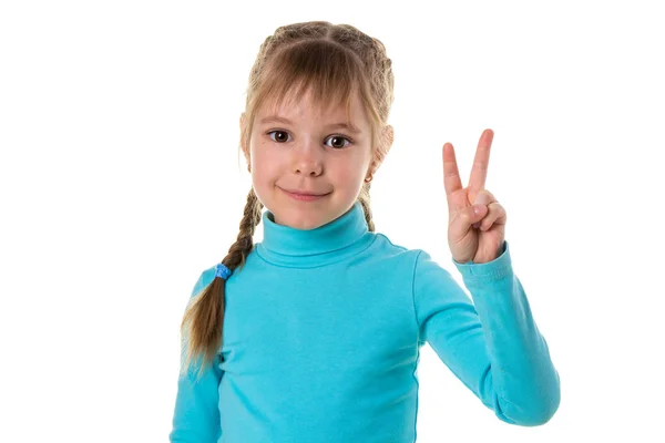 Indoor portret van Europees meisje geïsoleerd op witte achtergrond met optimistische glimlach, toont Victory teken op zoek vriendelijk en bereid om te verwelkomen en te communiceren — Stockfoto