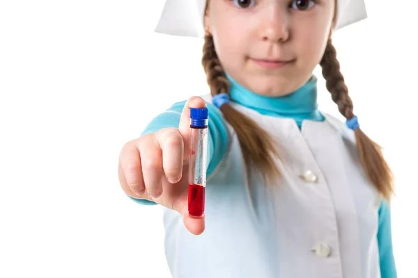Jeune infirmière avec éprouvettes, vaccin rouge, gros plan — Photo