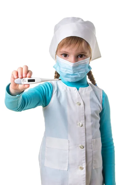 Jonge vrouw verpleegster met medisch masker houden elektronische thermometer over witte achtergrond, portrat oriëntatie — Stockfoto