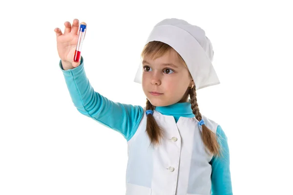 Infirmière avec rouge réactif dans une éprouvette, isolée en fond blanc. Jeune infirmière avec tube à la main — Photo