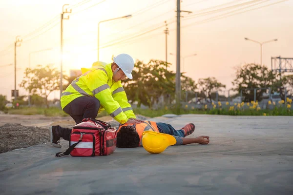 Accidente Trabajo Los Trabajadores Construcción Primeros Auxilios Básicos Formación Rcp —  Fotos de Stock