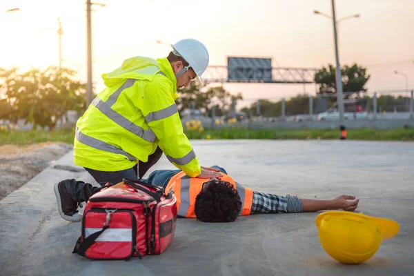 建筑工人工伤事故 基本急救和户外心肺复苏训练 身体概念中的热休克或热衰竭 — 图库照片