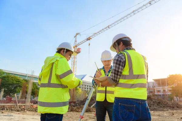 Ingegnere Civile Ispeziona Lavoro Utilizzando Comunicazione Radio Con Team Gestione — Foto Stock