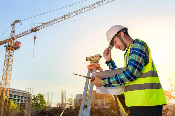 Ingegnere Civile Ispeziona Lavoro Utilizzando Comunicazione Radio Con Team Gestione — Foto Stock