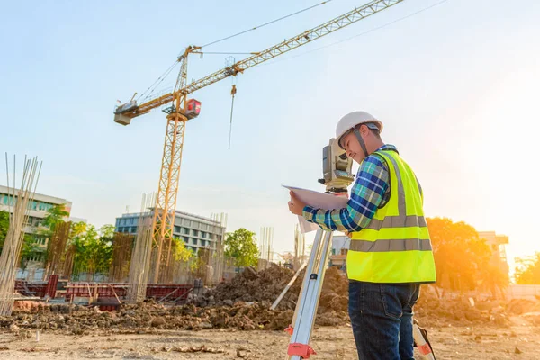 Gli Ingegneri Addetti Alle Indagini Stanno Lavorando Insieme Utilizzando Teodolite — Foto Stock