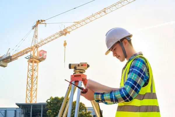 Ingegnere Civile Ispeziona Lavoro Utilizzando Comunicazione Radio Con Team Gestione — Foto Stock