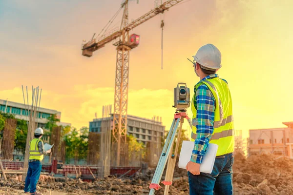 Ingeniero Inspecciona Trabajo Utilizando Comunicación Por Radio Con Equipo Gestión — Foto de Stock