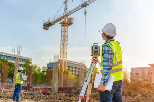 Ingeniero Inspecciona Trabajo Utilizando Comunicación Por Radio Con Equipo Gestión —  Fotos de Stock