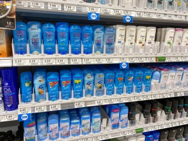 Orlando, FL / USA -5 / 9 / 20: Bir Publix marketinden müşterilerin satın almaya hazır Gizli ve Güvercin deodorantı gösterisi.