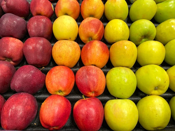 Een Bak Met Stapels Appels Bij Een Supermarkt — Stockfoto