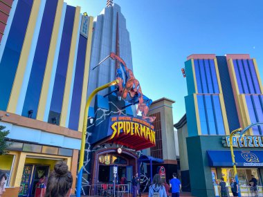 Orlando, FL / USA-2 / 16 / 20: Universal Stüdyoları Resort eğlence parkının Marvel alanının önündeki kaldırım.