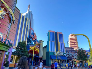 Orlando, FL / USA-2 / 16 / 20: Universal Stüdyoları Resort eğlence parkının Marvel alanının önündeki kaldırım.