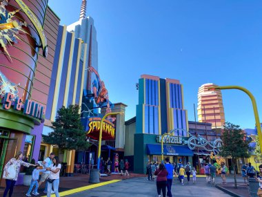 Orlando, FL / USA-2 / 16 / 20: Universal Stüdyoları Resort eğlence parkının Marvel alanının önündeki kaldırım.