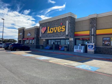 Sonora, TX / USA - 2 / 24 / 20: A Love 's Truck Stop Benzin İstasyonu Sonora, Teksas.