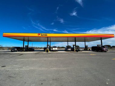 Sonora, TX / USA - 2 / 24 / 20: A Love 's Truck Stop Benzin İstasyonu Sonora, Teksas.