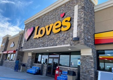Sonora, TX / USA - 2 / 24 / 20: A Love 's Truck Stop Benzin İstasyonu Sonora, Teksas.