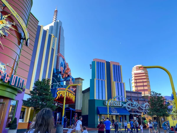 Orlando, FL / USA-2 / 16 / 20: Universal Stüdyoları Resort eğlence parkının Marvel alanının önündeki kaldırım.