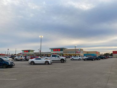 Seguin, TX / USA - 2 / 24 / 20: Seguin, TX 'teki H-E-B Market' in dışı.