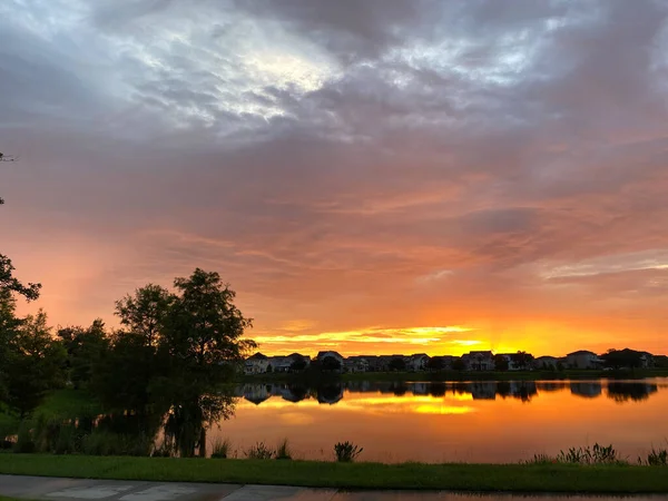 Beautiful Pink Orange Blue Sunset Reflecting Lake Suburban Neighborhood — Stock Photo, Image