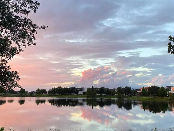 Beau Coucher Soleil Rose Orange Bleu Réfléchissant Sur Lac Dans — Photo