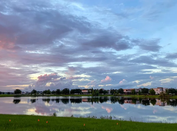 Vacker Rosa Orange Och Blå Solnedgång Reflekterar Sjö Förort Stadsdel — Stockfoto