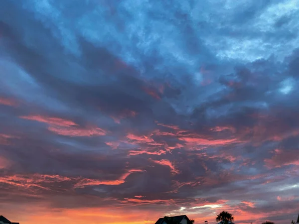 Bellissimo Tramonto Rosa Arancione Blu Che Riflette Lago Quartiere Suburbano — Foto Stock