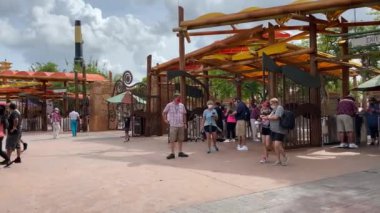 Orlando, FL / USA - 6 / 13 / 20: Coronavirus 'un Haziran 2020' de kapanması sonrasında yüz maskesi takan ve sosyal mesafeli insanlarla yeniden açılan Universal Stüdyoları girişi