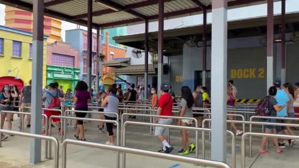 Orlando Usa Lidé Frontě Spidermanovu Jízdu Universal Studios Během Znovuotevření — Stock video