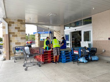 Orlando, FL / USA-5 / 29 / 20: Arabaları sterilize ettikleri ve markete gelen insan sayısını sınırladıkları Sams Club 'a giriş.