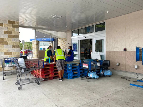 Orlando, FL / USA-5 / 29 / 20: Arabaları sterilize ettikleri ve markete gelen insan sayısını sınırladıkları Sams Club 'a giriş.