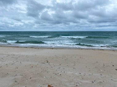 Kuzey Hutchinson Adası Florida kıyıları boyunca güzel güneşli bir günde, okyanus dalgaları sahile vuruyor..