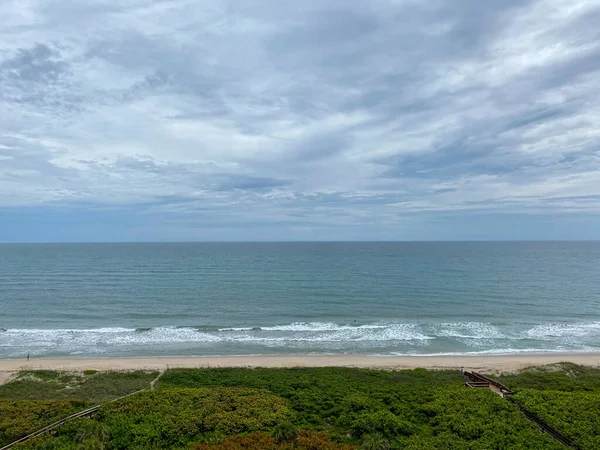 Oceaangolven Klapperend Het Strand Een Prachtige Zonnige Dag Langs Kustlijn — Stockfoto