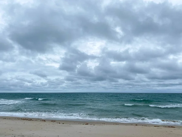 Океанские Волны Кружащиеся Пляже Прекрасный Солнечный День Вдоль Береговой Линии — стоковое фото