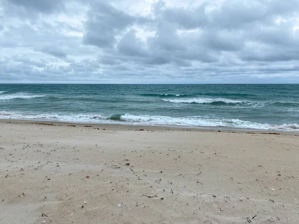 Oceaangolven Klapperend Het Strand Een Prachtige Zonnige Dag Langs Kustlijn — Stockfoto