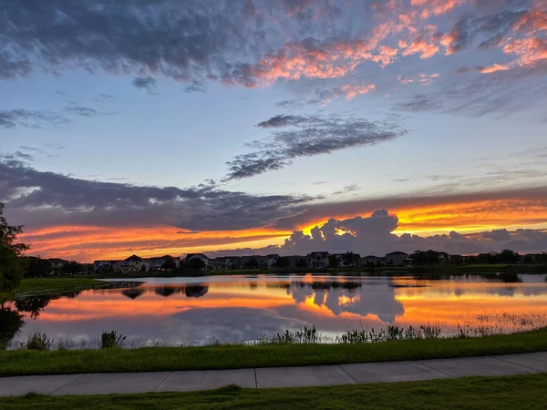 Beautiful Pink Orange Blue Sunset Reflecting Lake Suburban Neighborhood — Stock Photo, Image