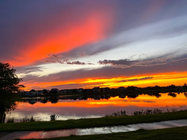 Прекрасний Рожевий Помаранчевий Синій Захід Сонця Відображається Озері Околицях — стокове фото