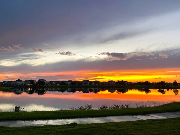 Bellissimo Tramonto Rosa Arancione Blu Che Riflette Lago Quartiere Suburbano — Foto Stock