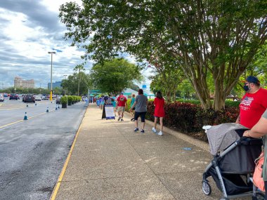 Orlando, FL / USA - 6 / 19 / 20: İnsanlar Seaworld tema parklarına girmeden önce sıcaklık kontrolü için kuyrukta bekliyorlar.