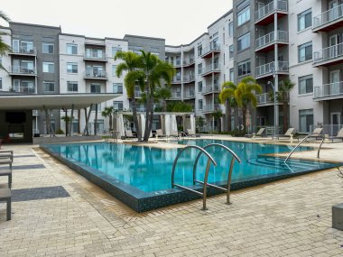 Orlando, FL / USA - 6 / 20 / 20: Orlando, Florida 'daki Nona Gölü bölgesinde bir apartman kompleksi yüzme havuzu alanı.