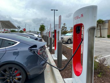 Vero Beach, FL / USA-6 / 6 / 20: Florida 'daki bir Tesla Supercharger istasyonunda arabalar şarj ediliyor.